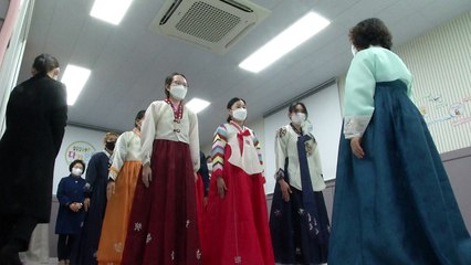 세배법 배우고 명절 음식 나누고! / YTN