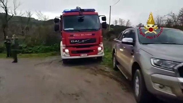 Ozieri (SS) - Intrappolati in acqua col fuoristrada salvati dai Vigili del Fuoco (10.02.21)