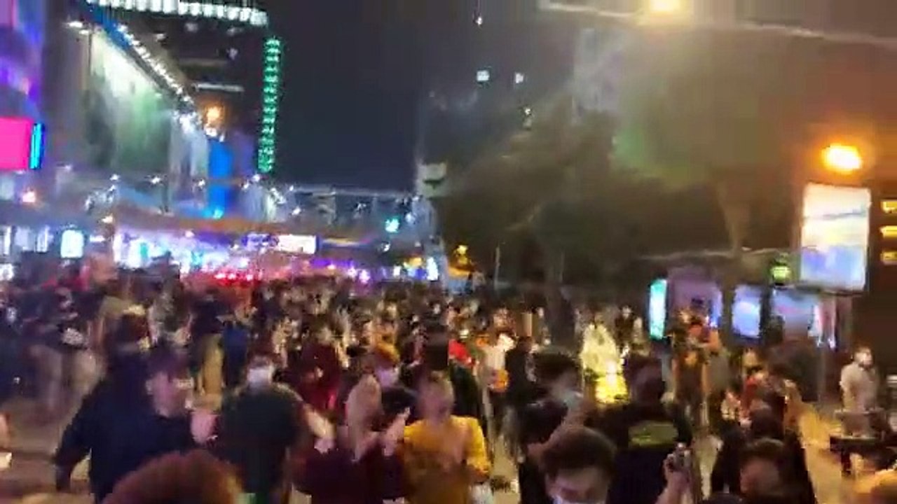 10-2-2564 บรรยากาศเกาะติดภาคค่ำ ม็อบราษฎรนัด "ตีหม้อไล่เผด็จการ" บริเวณ Skywalk แยกปทุมวัน จนท.เข้มคุมพื้นที่!