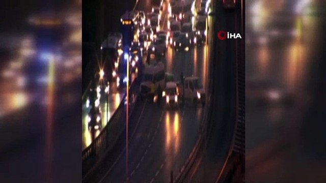 E-5 Sefaköy- Edirne istikametinde minibüs bariyerlere çarptı. Trafik durma noktasına geldi