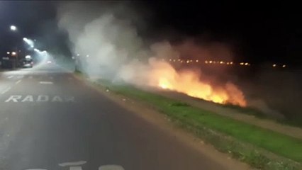 Fogo e fumaça densa atrapalha visão de motoristas na madrugada