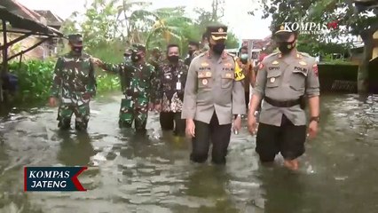 Banjir belum surut, petugas terus evakuasi warga