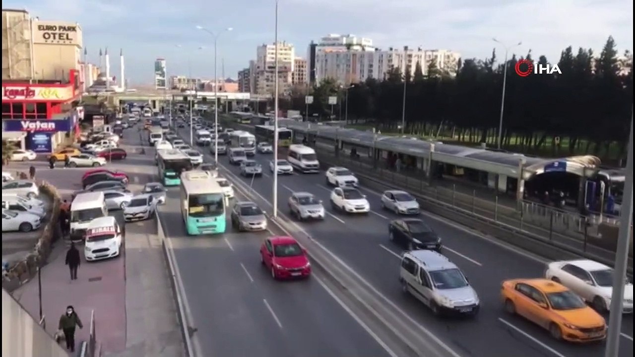Beylikdüzü metrobüs üst geçitte cep telefonlu taciz iddiası