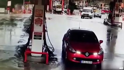 Baygınlık geçiren vatandaş akaryakıt istasyonuna girdi