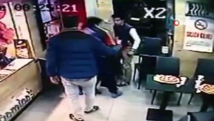 Pizzacıda peçete kutulu, tekme ve yumruklu kavga kamerada