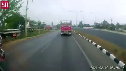 เก๋งดำโมโห เจอ10ล้อขับเเช่ขวายาว เร่งเเซงไปเบรคขวางหน้า