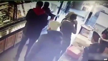 Restoranda başörtülü kadına saldırı anbean kamerada
