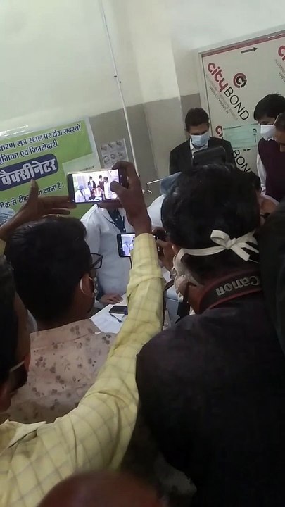 कलेक्टर दिनेश जैन ने लगवाया कोरोना का टीका, बोले यह पूरी तरह सुरक्षित