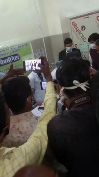 कलेक्टर दिनेश जैन ने लगवाया कोरोना का टीका, बोले यह पूरी तरह सुरक्षित