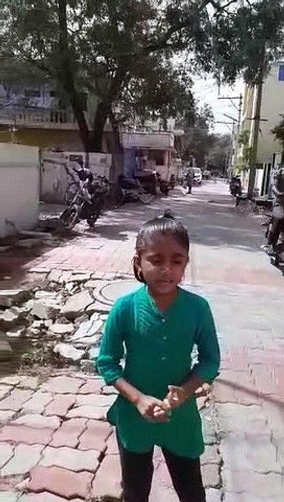 "இங்க பாருங்க.. எவ்ளோ பெரிய குழி .. எங்கே அந்த அதிகாரி".. வீடியோ போட்டு திணறடித்த சிறுமி - வீடியோ