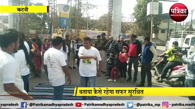 पुलिस ने यातायात जागरूकता के लिए किया नुक्कड़ नाटक का आयोजन