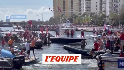 Brady lance le trophée d'un bateau à l'autre - Foot US - WTF