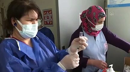 Sağlık çalışanlarına ikinci doz aşılama başladı