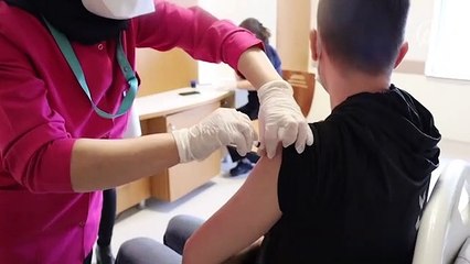 Sağlık çalışanlarına CoronaVac aşısının ikinci dozu yapılmaya başlandı