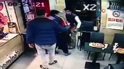 Pizzacıda peçete kutulu, tekme ve yumruklu kavga kamerada