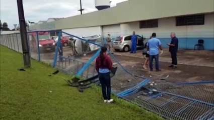 Após ser fechada por caminhonete, condutora bate em mureta da BR-277, atravessa marginal e para dentro de empresa