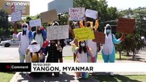 شاهد: مظاهرات بأزياء تنكرية للتعبير عن رفض الانقلاب العسكرى في ميانمار