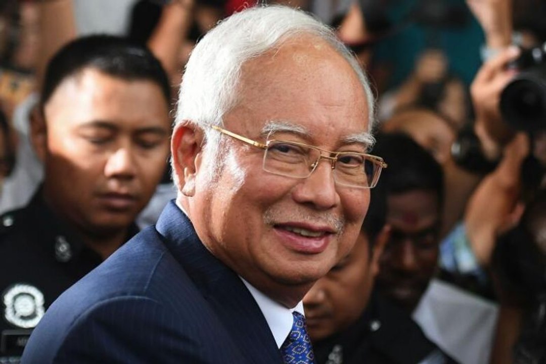 Najib laughs off Mahathir’s accusation of court intereference