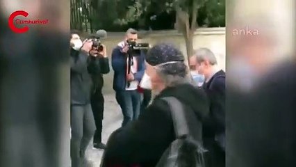 Beyazıt Meydanı'nda açıklama yapmak isteyen akademisyenlere engel: Yürüyerek okudular