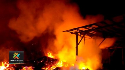 tn7-incendio-consume-carbonera-en-desamparados-110221