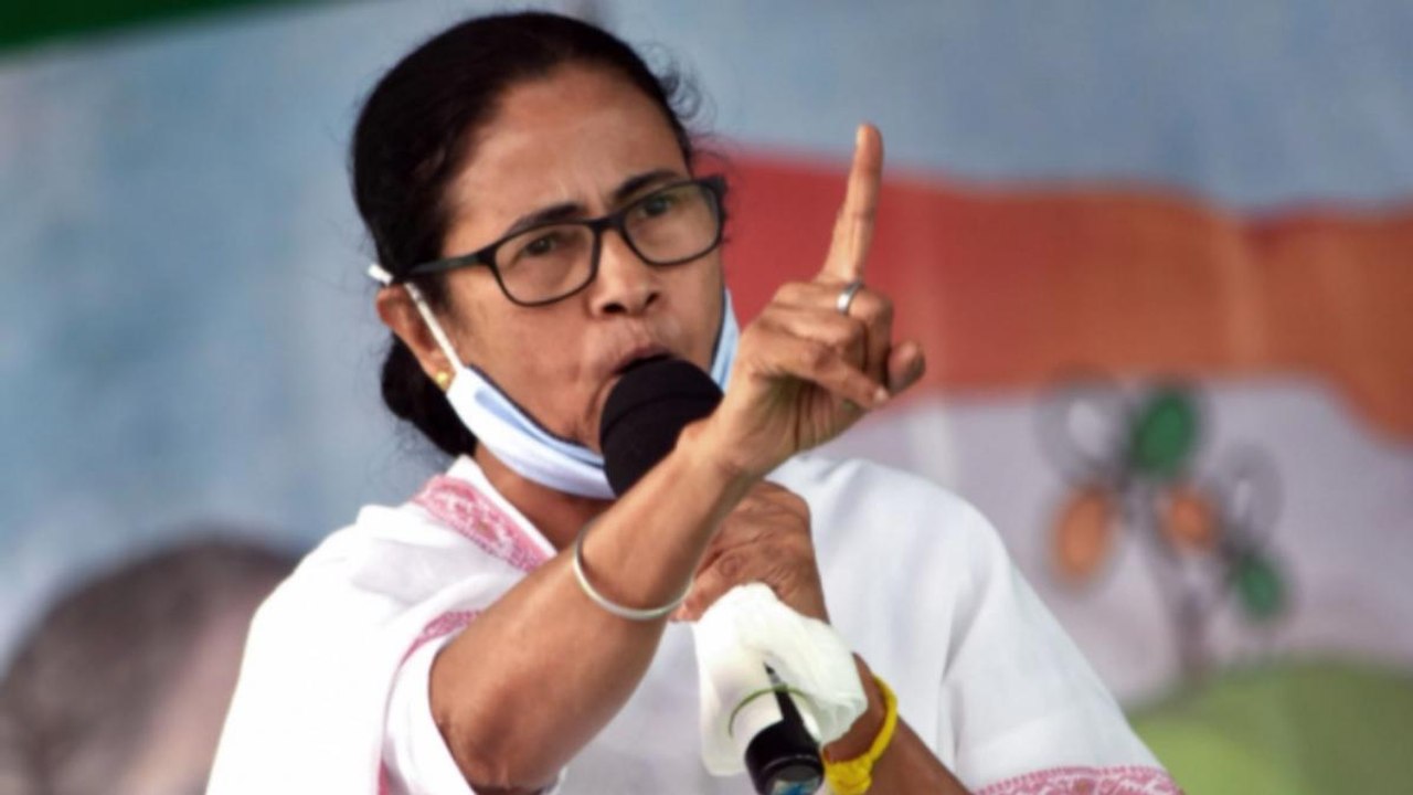 Mamata Banerjee: BJP dividing Bengalis like Hin...