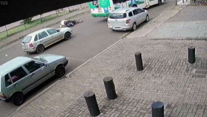 Vídeo mostra queda de motociclista após atropelar pedestre no Bairro Universitário