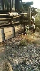 भिड़ंत के बाद ट्रेलर व बस पलटी, 15 घायल