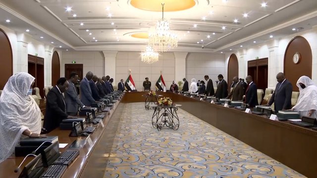 وزراء الحكومة الانتقالية السودانية الجديدة يؤدون اليمين الدستورية