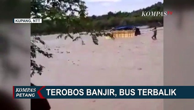 Truk Angkut Terguling Nekat Terobos Banjir Tinggi di Kupang