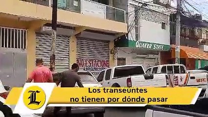 Los transeúntes no tienen por dónde pasar