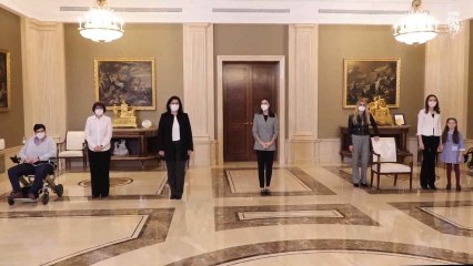 La reina Letizia reaparece con look de estreno