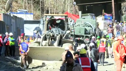 Luta desesperada na Índia para salvar pessoas presas em túnel