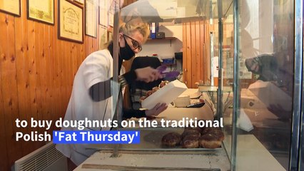 Warsaw residents wait hours in the snow for 'Fat Thursday' doughnuts