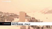 En Italie, la poussière rouge du Sahara recouvre les villages alpins enneigés