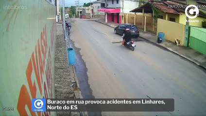 Descargar video: Buraco em rua provoca acidentes em Linhares, Norte do ES