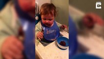 Ce bébé goûte du chocolat pour la première fois