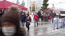 Taksim’den Kar Manzaraları: Kimi Kar Topu Oynadı, Kimi Fotoğraf Çektirdi