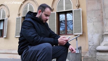 شاهد: مغني راب إسباني يتحصن داخل حرم جامعة لمنع الشرطة من توقيفه بسبب مهاجمته النظام الملكي