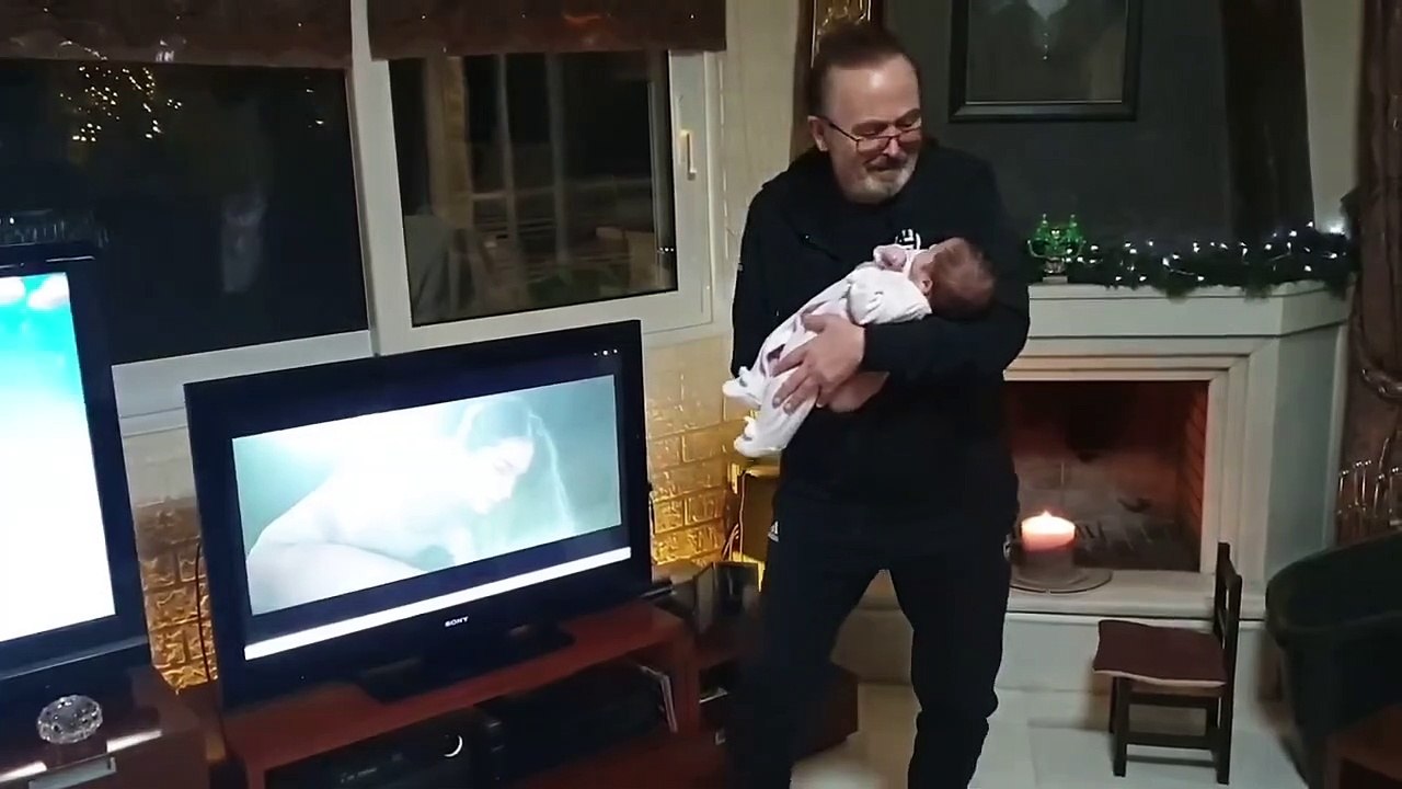 Γονίδης: Λιώσαμε - Δείτε τον να... νανουρίζει τ...