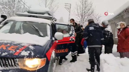 Yoğun kar yağışı nedeniyle hamile kadın köyünde mahsur kaldı
