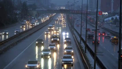 - İstanbul'da etkili olan kar E-5'te görüş mesafesini kısalttı