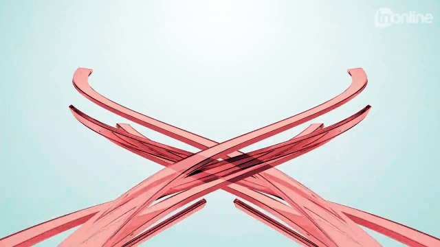 Motorista bate em carros estacionados