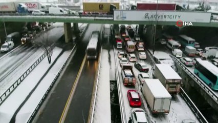 - Beylikdüzü E5'te yoğun kar yağışı nedeniyle trafik durdu