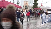 Taksim’den kar manzaraları: Kimi kar topu oynadı, kimi fotoğraf çektirdi