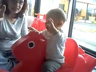 lana et le cheval a bascule