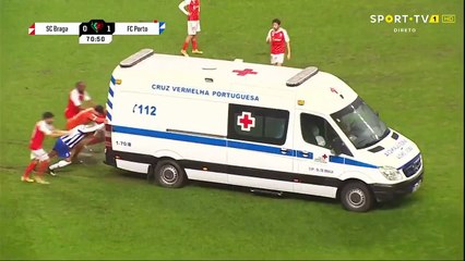 Futbolistas empujan una ambulancia