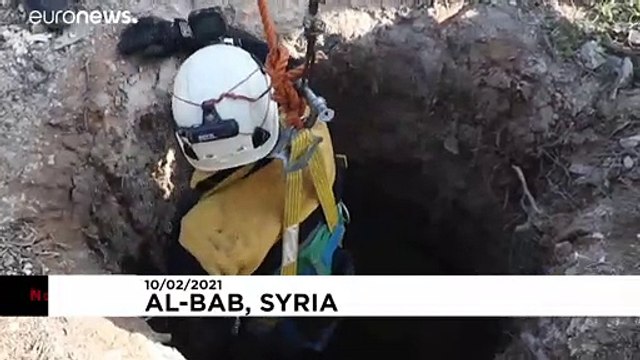 En Syrie, des casques blancs syriens sauvent une petite fille tombée dans un puits