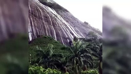 Chuva provoca cachoeiras na Pedra da Serrinha, Lajinha de Pancas