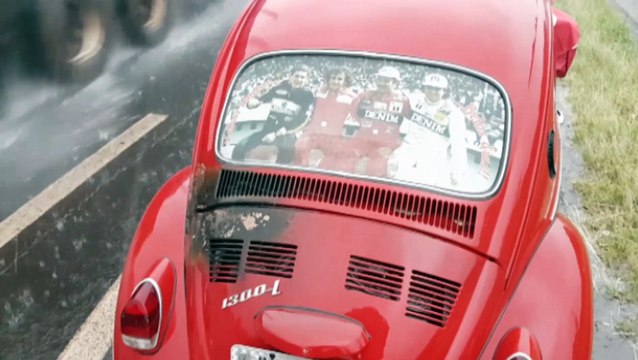 Fusca pega fogo na BR-277 e bombeiros são mobilizados para combater as chamas