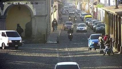 Video muestra choque entre dos motoristas en Antigua Guatemala.